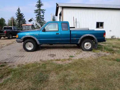 1993 Ford Ranger Ext Cab, 4x4, Manual Transmisson, 4 Liter Engine, selling for parts $1500 Ph 780 91...