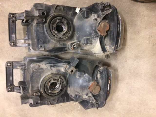 2003 Dodge Ram 2500 headlights in Auto Body Parts in Chatham-Kent - Image 2