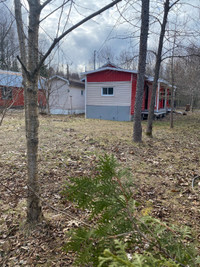 chalet  avec grand terrain, par téléphone seulement,