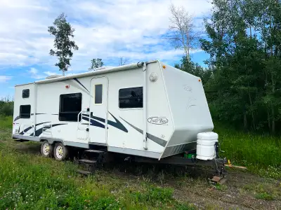Beautiful 2005 TrailMobile Camper. Sleeps 6. Full bathroom with bathtub. Beautiful wood accents. Inc...
