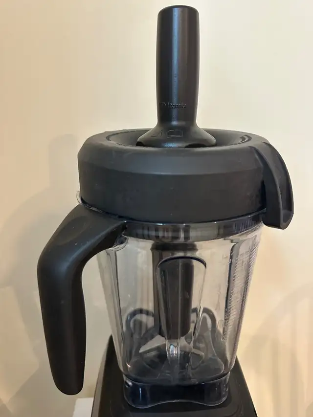 Lightly used VITAMIX BLENDER in Processors, Blenders & Juicers in Oshawa / Durham Region - Image 5