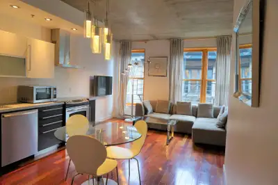 À deux pas de la Place d'Armes et de la Basilique Notre-Dame, au cœur du quartier historique du Vieu...