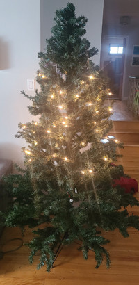 7ft Christmas tree / arbre de Noël 7pi