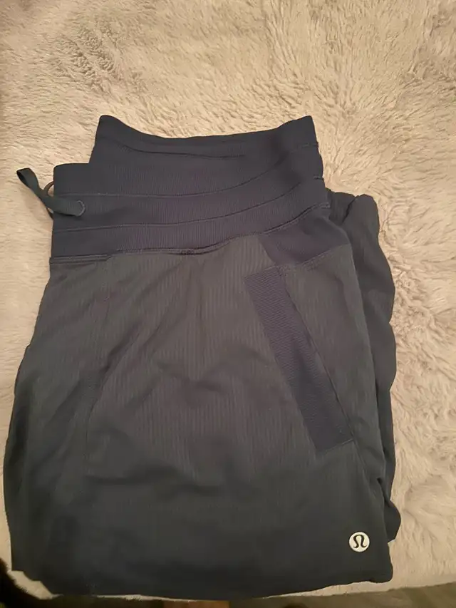 Lululemon Pants in Women's - Bottoms in Barrie - Image 6