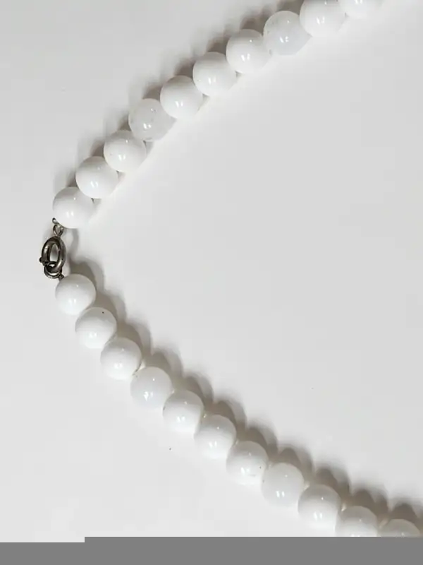 Vintage Shiny & Pearlized White Bead Necklace in Arts & Collectibles in Mississauga / Peel Region - Image 10