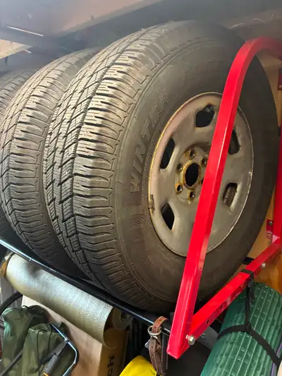 Quatre pneus d’hiver utilisé un hiver dimensions 265/70/R16. Pour Colorado monté sur jantes