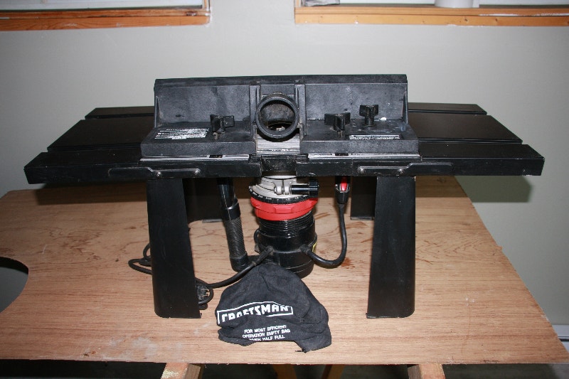 Router with router table and 18 pc bit set Outils électriques