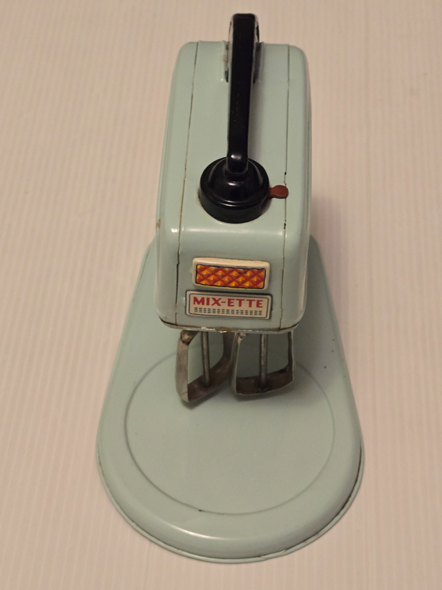 *** 1950s MIX-ETTE STAND MIXER - TOY KITCHEN BAKING / COOKING in Arts & Collectibles in City of Toronto - Image 3