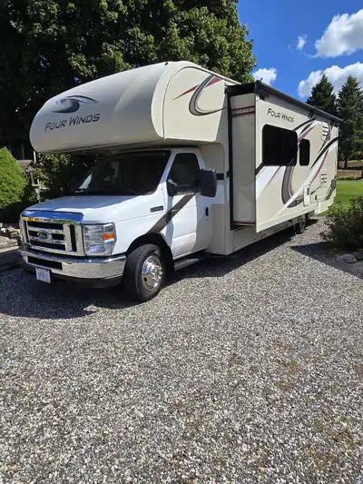 2019 Thor Four Winds ,C class, 31 ft, Ford V10, Full powered slide, powered awning, back up camera,...