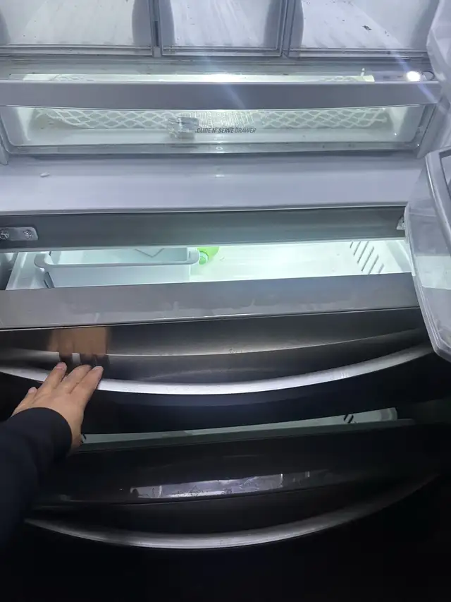 LG French Door Refrigerator in Refrigerators in City of Montréal - Image 4