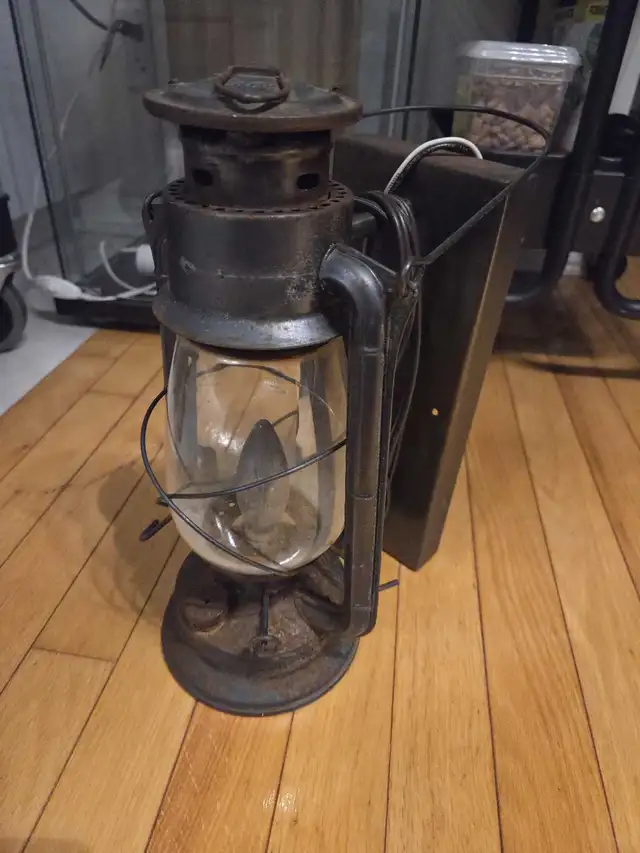 Vintage Lantern Lamp in Indoor Lighting & Fans in City of Toronto - Image 3