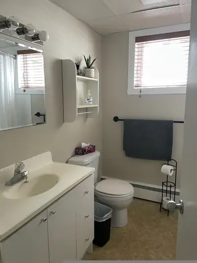 4 minutes de marche de Qualitech Chambres meublés , inclus petit réfrigérateur , bureau de travail i...