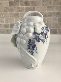 D'Evereux Jar/Vase - Southern Heirlooms Collection - Grape Motif