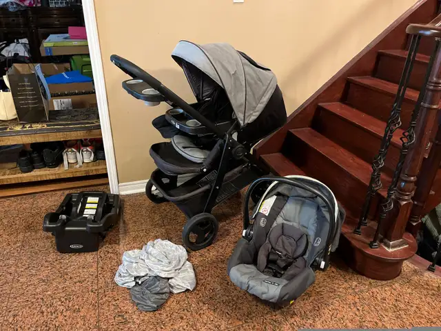 Graco stroller . Reversible seat .Car seat with base in Strollers, Carriers & Car Seats in Markham / York Region - Image 4