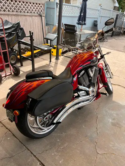 Mint bike, runs and rides awesome powerful 100 cu in, 6 speed, new tires, windshield, bags, will not...