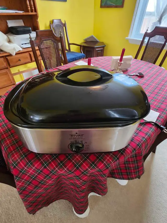 Rival 18 court roaster oven in Stoves, Ovens & Ranges in Hamilton - Image 5