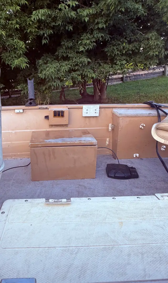 14 fishing boat and trailer. almost new Honda moter in Powerboats & Motorboats in Winnipeg - Image 7