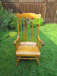 Chaise berçante en pin antique