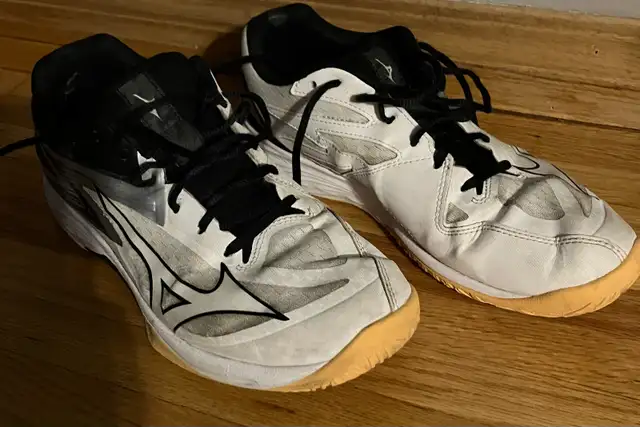 Mizuno Thunderblade Z Volleyball Shoes Mens sz 9.5 in Men's Shoes in Medicine Hat - Image 2