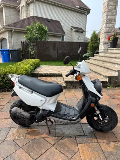 Scooter est en très bon état, bien entretenu, prêt à rouler. Démarre au quart de tour, freine bien,...
