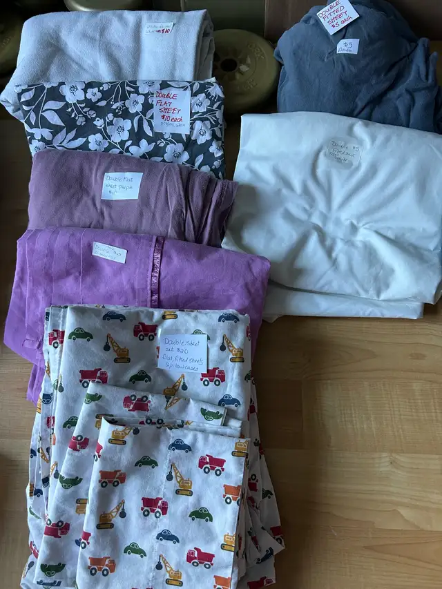 Pink cotton Disney flat sheet $15, 50/50 blend in Bedding in Oakville / Halton Region - Image 3