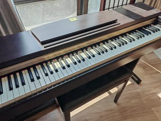 Yamaha Clavinova CLP-220 piano + bench in great condition in Pianos & Keyboards in City of Toronto - Image 5