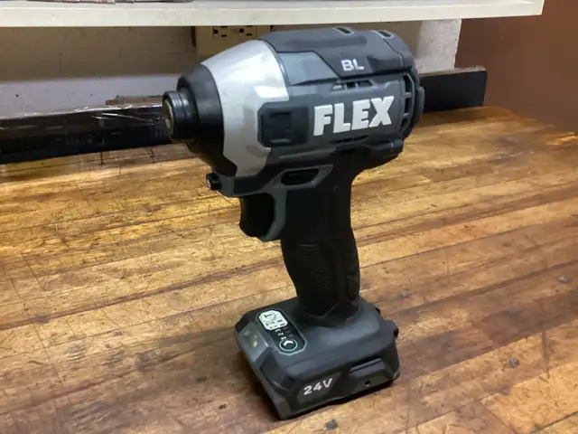 FLEX 24v MAX BRUSHLESS 3-SPEED 1/4”HEX QUICK EJECT IMPACT DRIVER in Power Tools in Barrie - Image 2