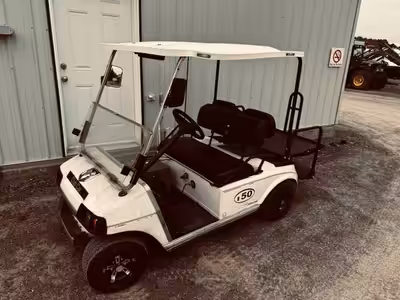 Voiturette de golf 4 places. Banc arrière rabattable pour transporter objets. Actuellement au campin...