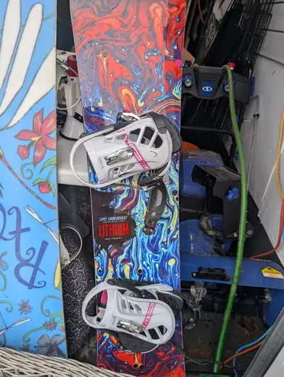 Get ready to carve up the slopes with this vibrant Sims Lithium snowboard, complete with bindings. T...