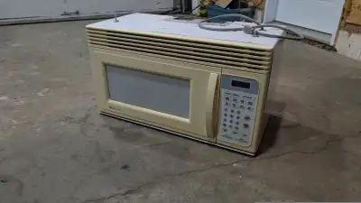 Four Micro-ondes avec hotte intégrée Très propre, fonctionnel mais vieux et jauni Modèle: Magic Chef...