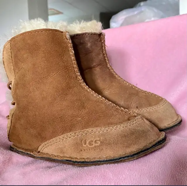 Child uggs boots in Clothing - 6-9 Months in Oshawa / Durham Region - Image 2