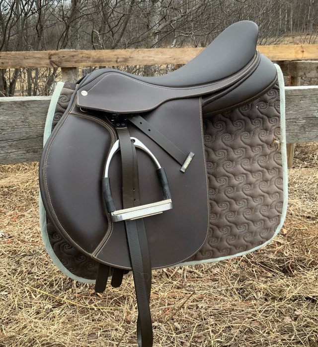 Wintec close contact 500 saddle - 17.5”  in Equestrian & Livestock Accessories in Strathcona County