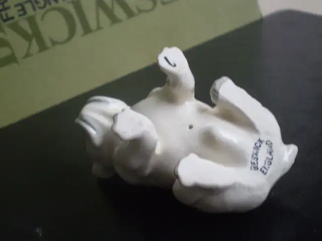 Beswick Dog Figurine - " Bulldog " - #3379 - in Arts & Collectibles in Kitchener / Waterloo - Image 9