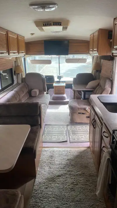 93 34’ Fleetwood bounder 454 with headers 226,000 km Very good condition and ready to go travelling...
