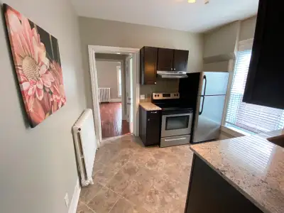 Peaceful and luxurious 1 bed in heritage Old East Hill triplex.