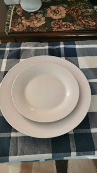 White plates in good condition 