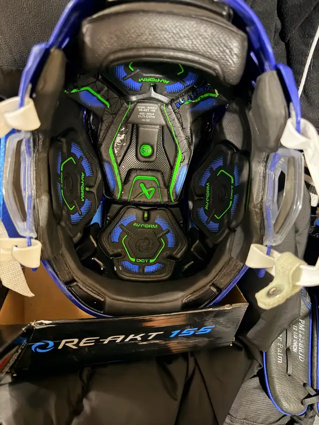 Bauer Reakt 155 Hockey Helmet in Hockey in Oshawa / Durham Region - Image 6