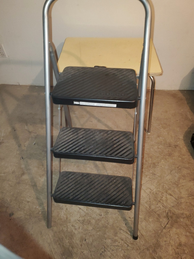 Costco folding 3 step ladder Ladders & Scaffolding Calgary Kijiji
