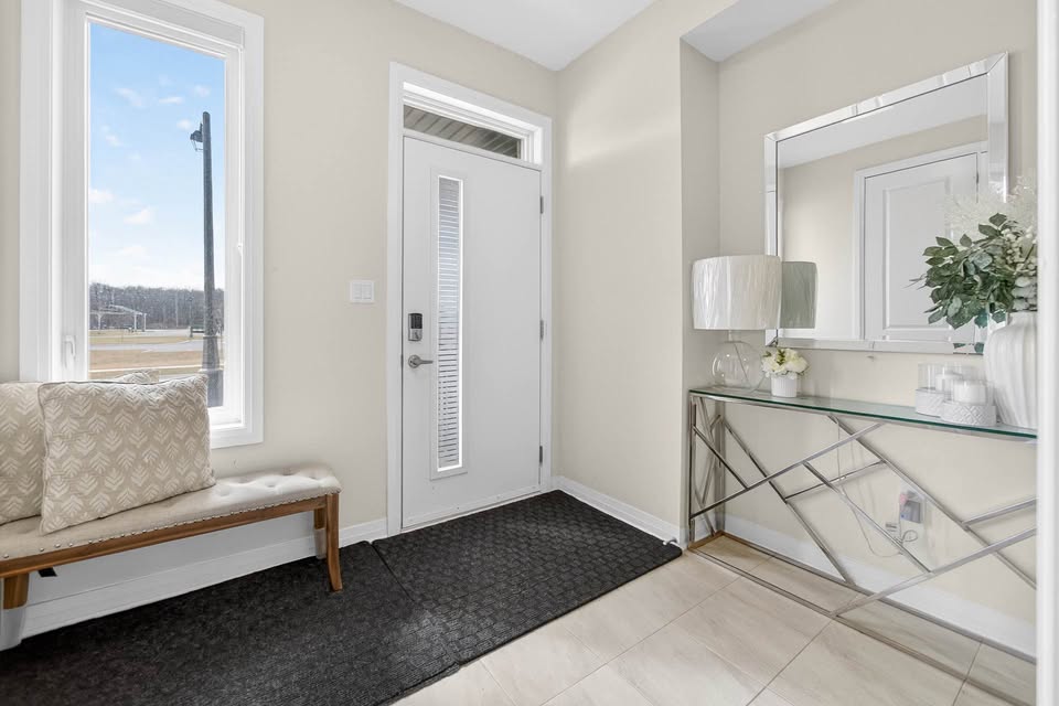 Stunning 4+1 Bed Townhouse for Rent in Oakville 2