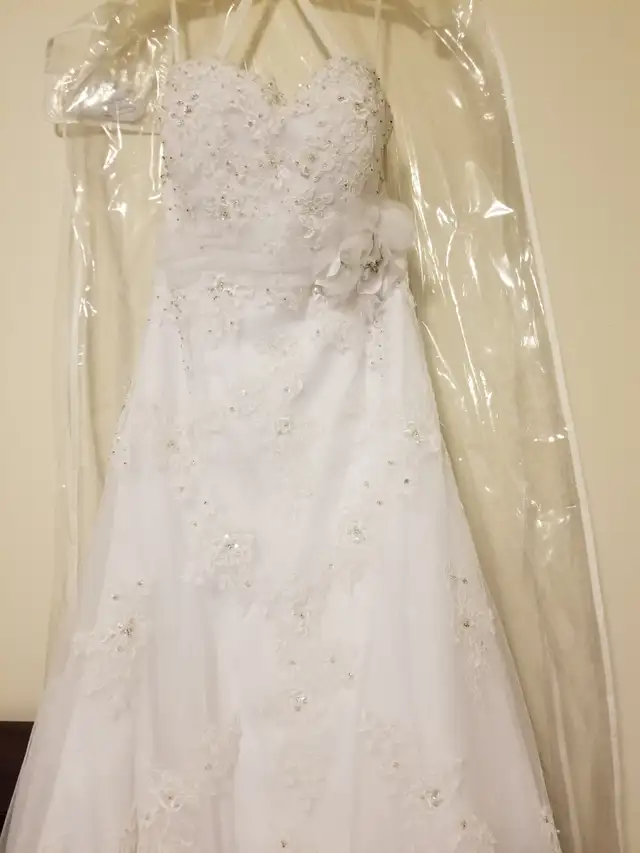 Beautiful Wedding Dress in Wedding in Lethbridge - Image 3