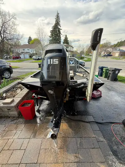 2013 Lowe Stinger Length 17’2” ，wide body 85” beam 115hp Mercury four stroke engine 4 blade stainles...