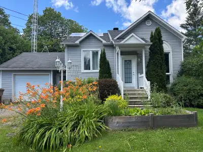 Baisse de prix ! Maison coquette 3 chambres – Piscine & garage | Ruelle tranquille Disponible 30 jou...