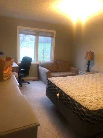 Bright spacious bedroom - Glen Hill Whitby in Room Rentals & Roommates in Oshawa / Durham Region - Image 2