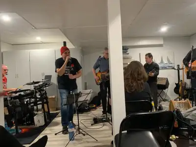 Seasoned Singer wants to start grunge/ alternative band, View more