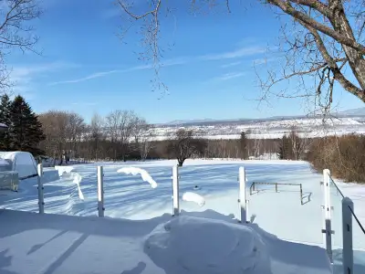 Superbe 4 1/2. à air ouverte avec toit cathédrale et poutres apparentes, et une SUPERBE vue sur le f...