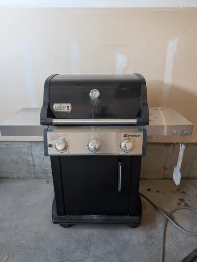Great Natural Gas BBQ, 2 years old, must sell.