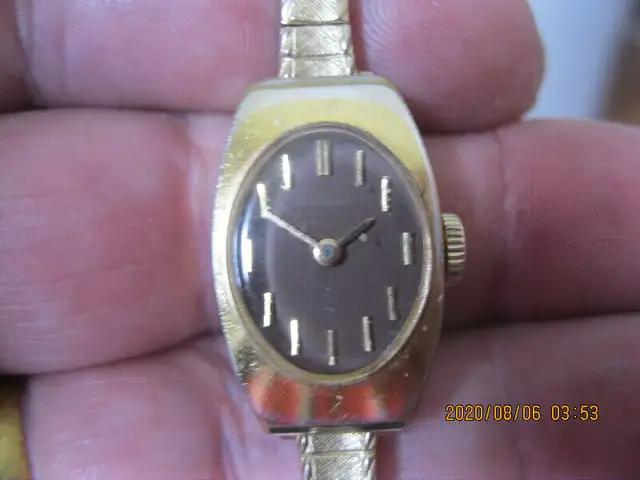 Ladies 1972 vintage SEIKO 17 Jewel manual wind wrist watch in Jewellery & Watches in Lethbridge - Image 2