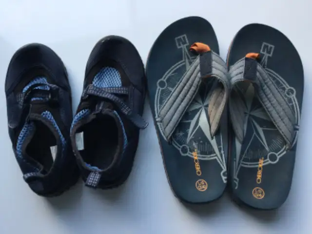 Souliers d’eau gr. 9-10 ou gougounes 3-4; beach shoes in Kids & Youth in Longueuil / South Shore - Image 2