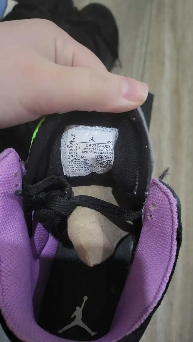 lot of women sneakers, size 7. Nike/Jordan, Converse, Vans, Puma in Women's - Shoes in City of Montréal - Image 6