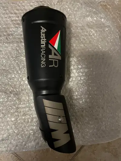 Austin racing slip on shorty,etait sur un 2022m1000rr aucune grafigne et en excellente condition.En...